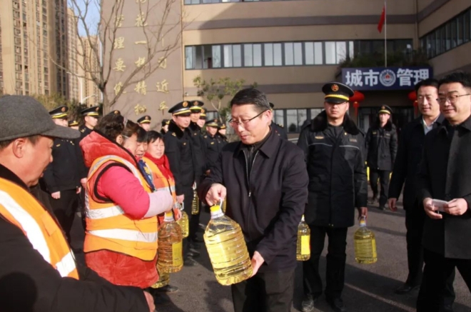 张铭副市长春节前夕慰问一线环卫工人、城管队员