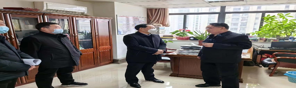 局党组书记、局长李坤圣看望慰问坚守岗位干部职工